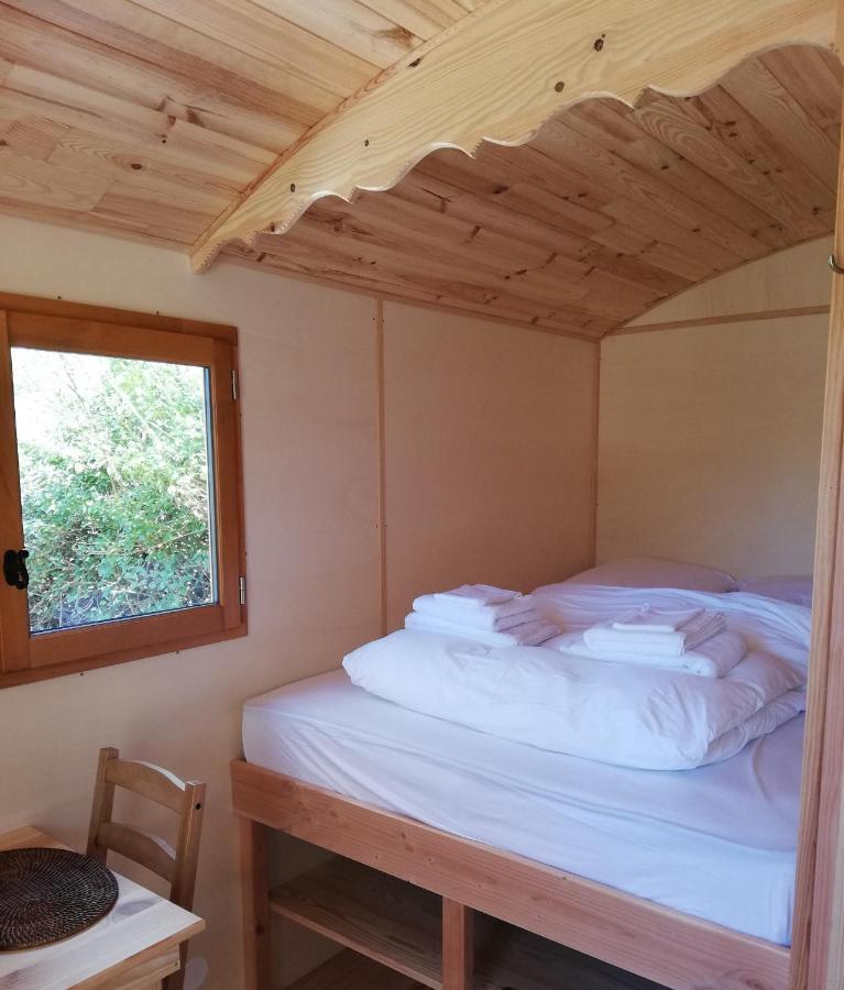 La Roulotte Du Herdal Profondeville Bagian luar foto
